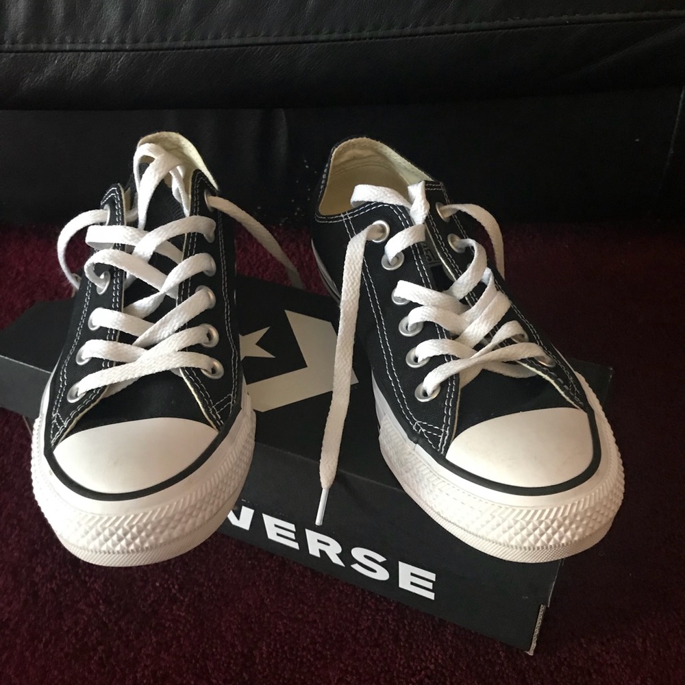 Black low top converse